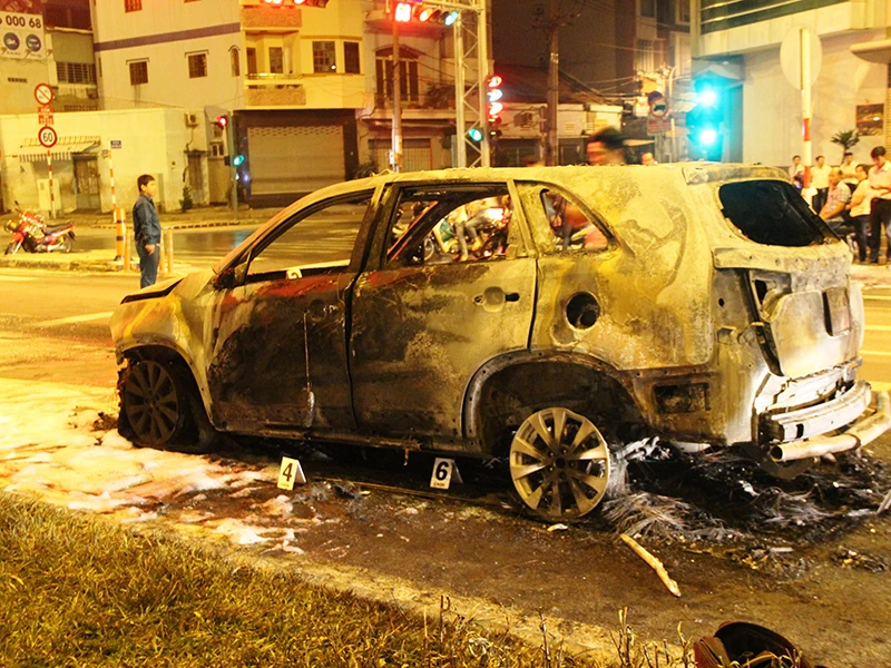 Lực lượng chức năng có mặt khám nghiệm hiện trường, điều tra nguyên nhân vụ việc